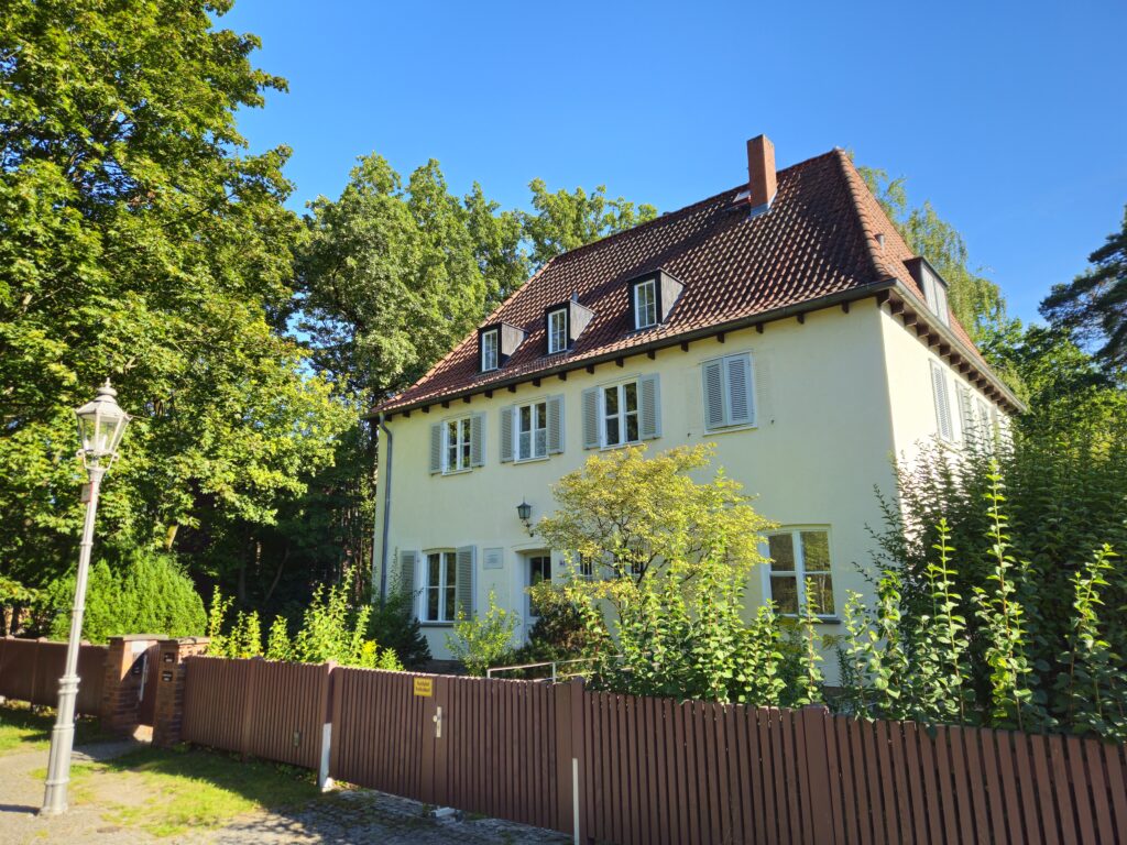 Bonhoeffer-Haus Straßenansicht Marienburger Allee 43
