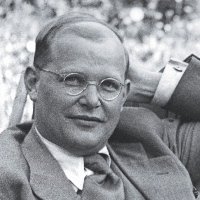 Das Bild zeigt Dietrich Bonhoeffer im Jahr 1939 in London, elegant gekleidet mit Anzug und Brille. The picture shows Dietrich Bonhoeffer in 1939 in London, dressed smartly in a suit and glasses.